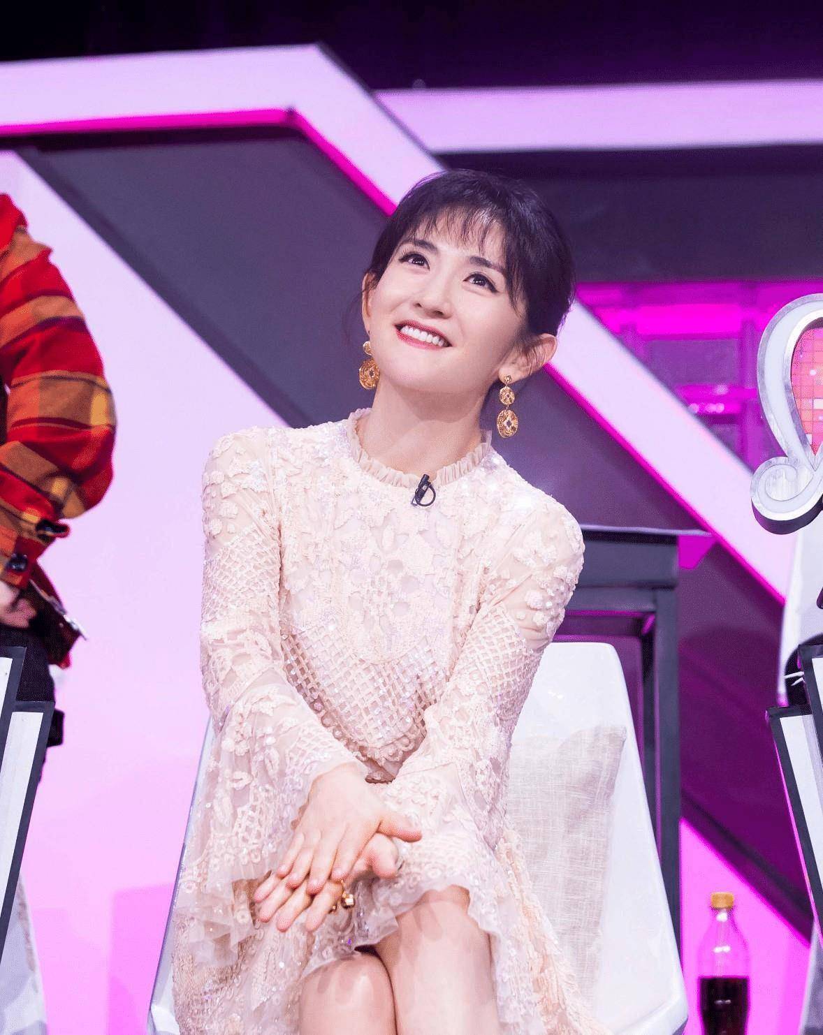 原创谢娜逆袭回归主持穿露肩衣扎高马尾气场强大又高级