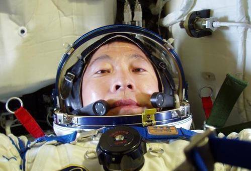 原创杨利伟在太空听到神秘敲门声13年谜底揭晓多亏他当时冷静