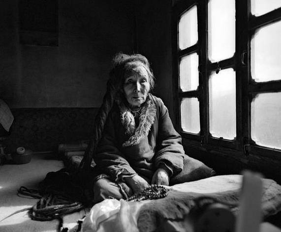 原创原来真有闭关的僧人一个50多年未出山门一个头发4米长了