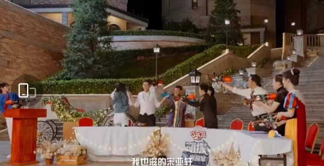 黄子韬夸刘耀文长得帅宋亚轩旁边起哄粉丝表示磕到了