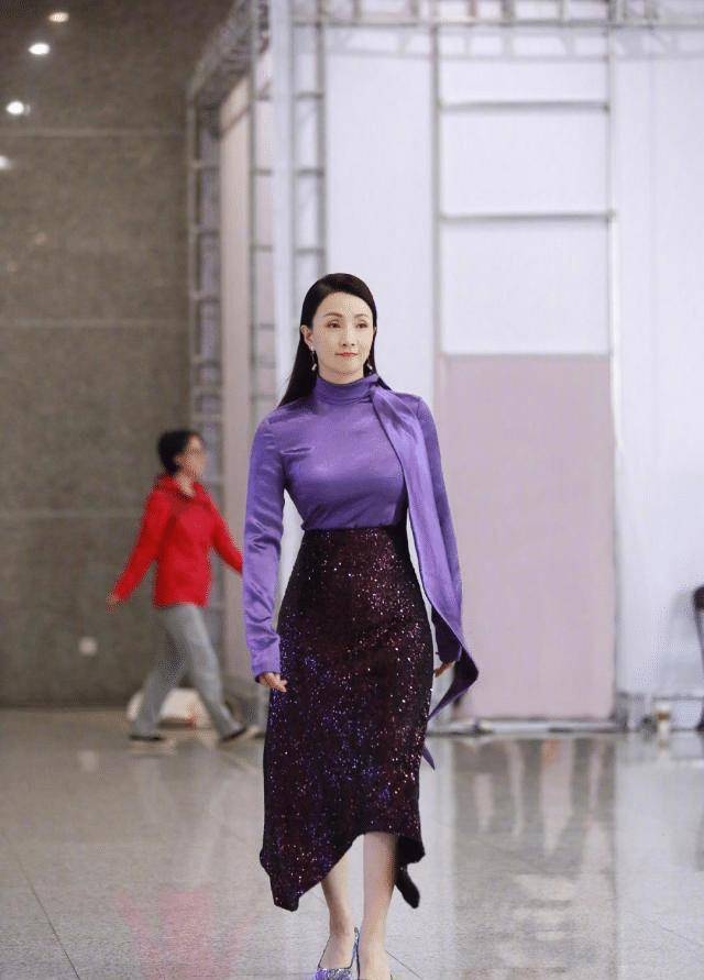 原创陶虹人到中年好会穿衬衫配百褶裙好优雅但丝袜配凉鞋看不懂