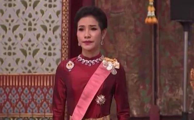 她是泰国新晋贵妃,34岁皇家卫队女少将,备受宠爱地位如同甄嬛_妮娜