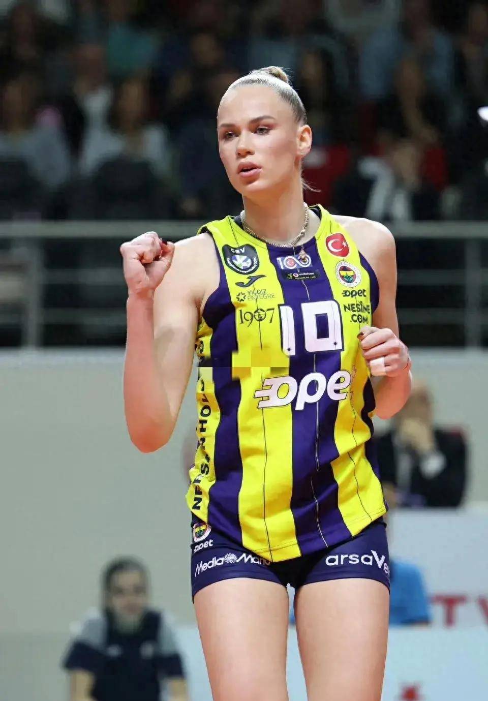 小美休小彩娃斯蒂娜夏克三英战吕布波斯空砍34分费内力克伊萨夺冠