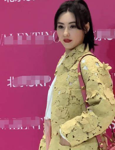 有以前的知名度和人气做基础,张柏芝翻红也很快,如今已经有很多商务