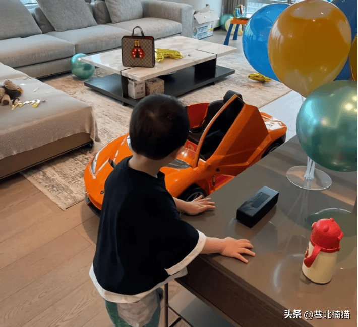 没想到转眼间沈腾的儿子都已经这么大了啊