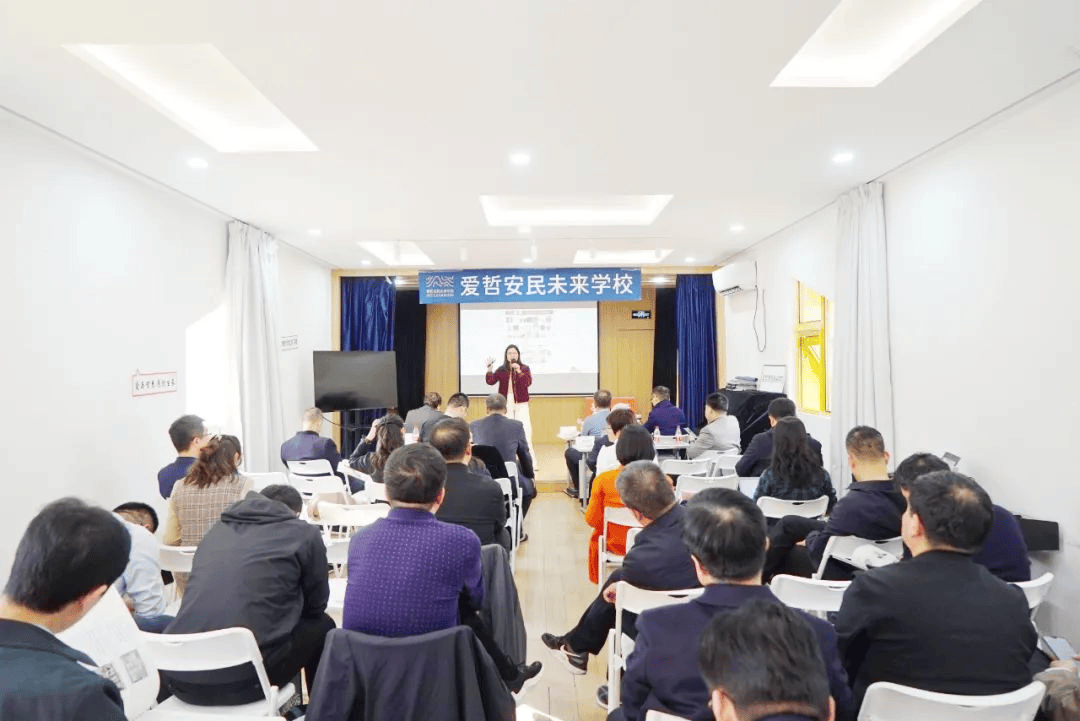 潍坊教育部门一行访问爱哲安民未来学校