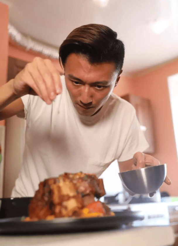 谢霆锋厨艺获赞,全能艺人再展跨界魅力!