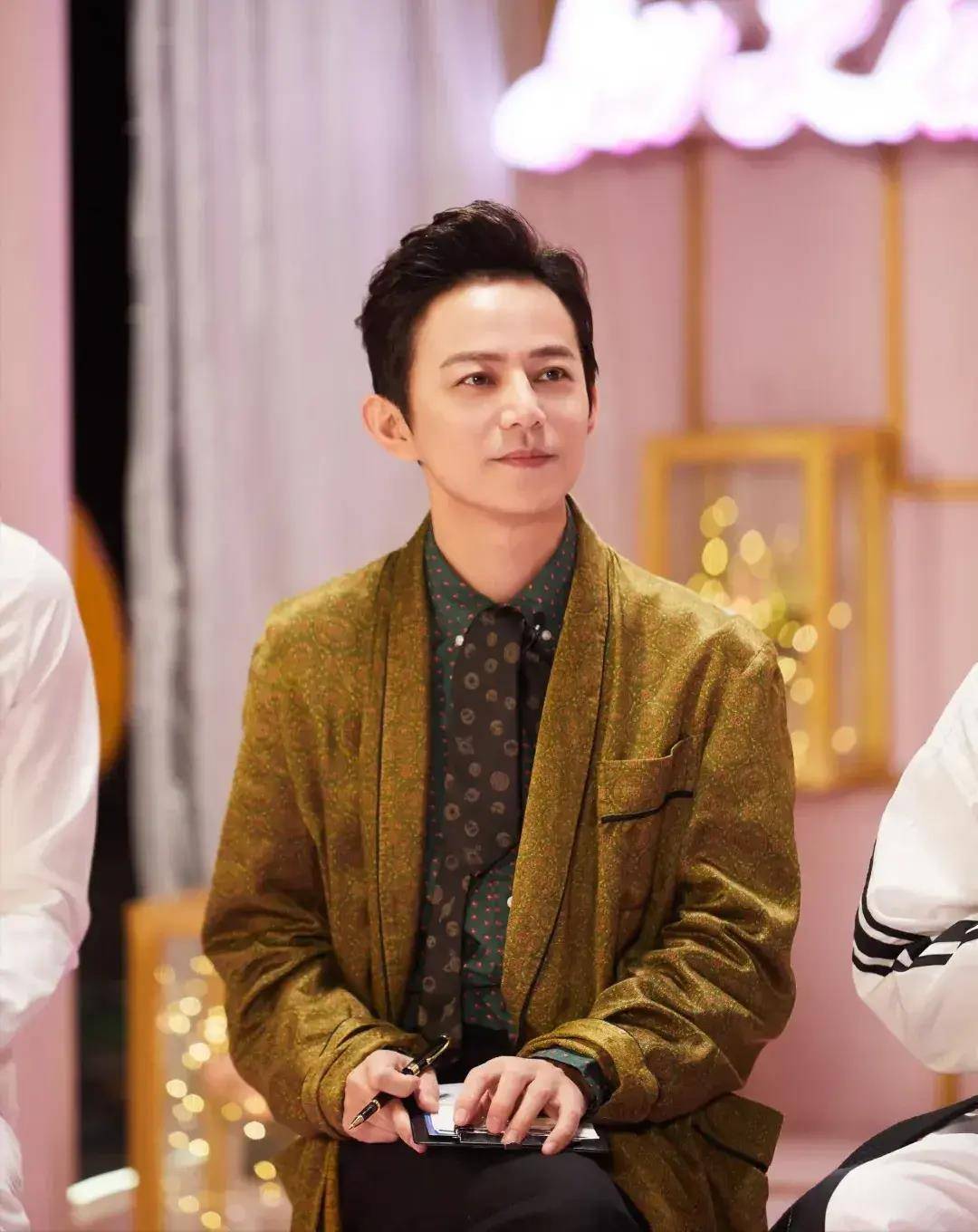 原创芒果台新综艺嘉宾阵容曝光何炅领衔18人团综艺迷们期待不已