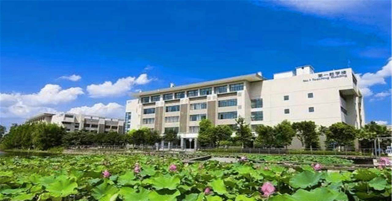 重庆邮电大学,规模不算大,总共一个校区,占地面积近4000亩,在校学生2