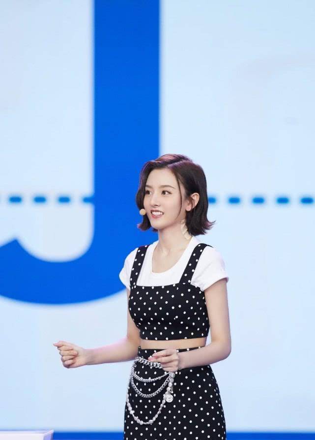 宋祖儿晒照扎小辫元气满满穿白色吊带秀精致锁骨却被质问几天没洗头