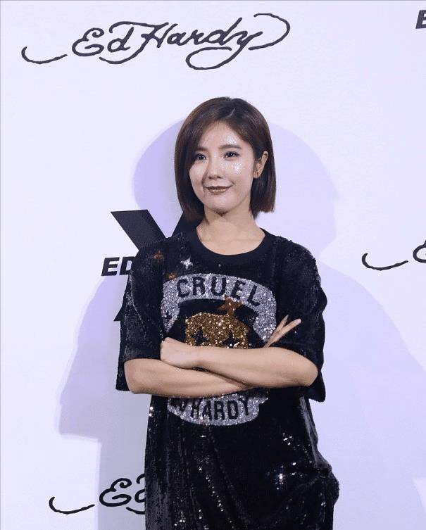 原创赵奕欢都30多岁了脸蛋也是逐渐圆润用黑色的长款短袖当裙子穿