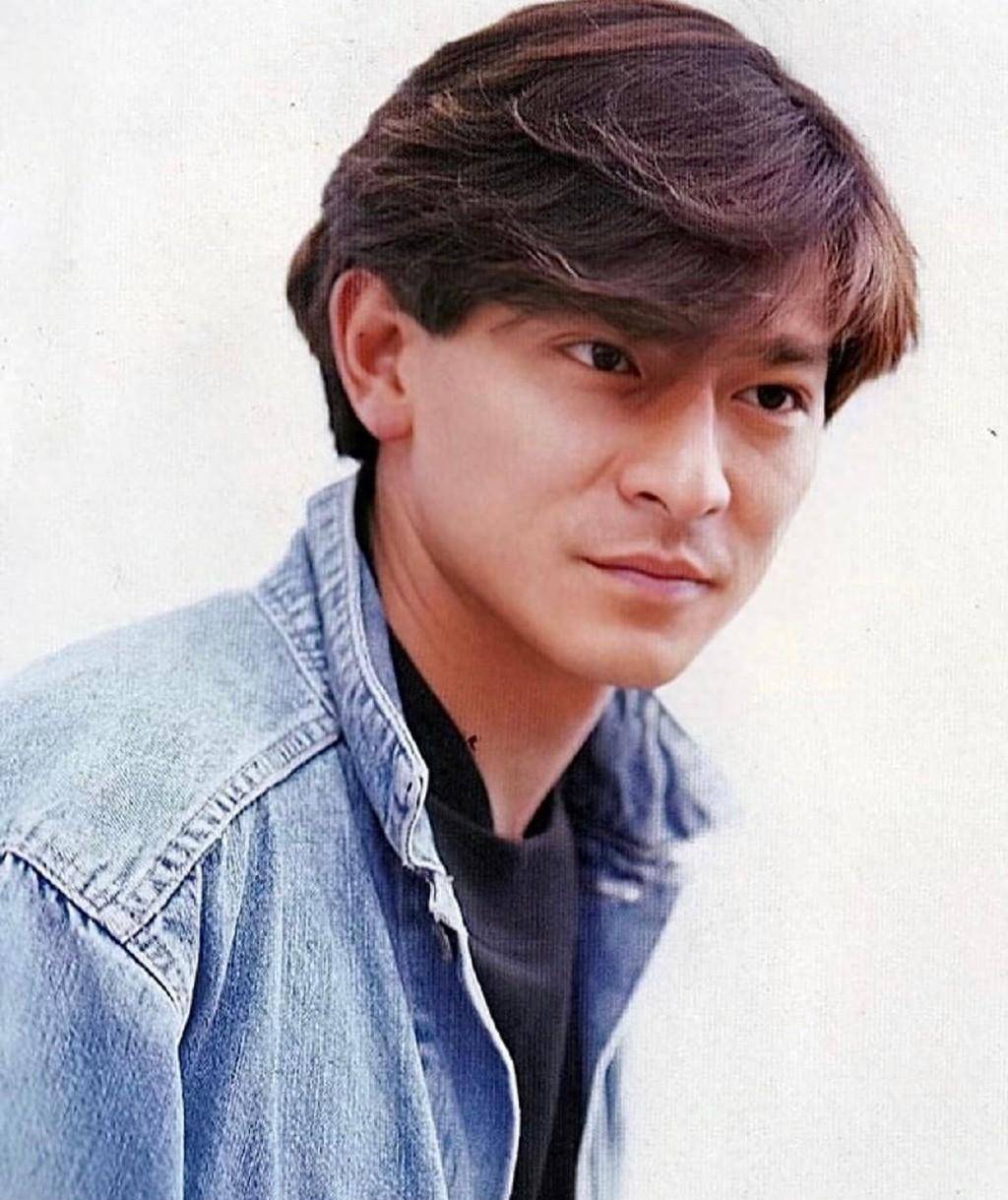 刘德华亲婴儿的惊人后果差点踢下神坛