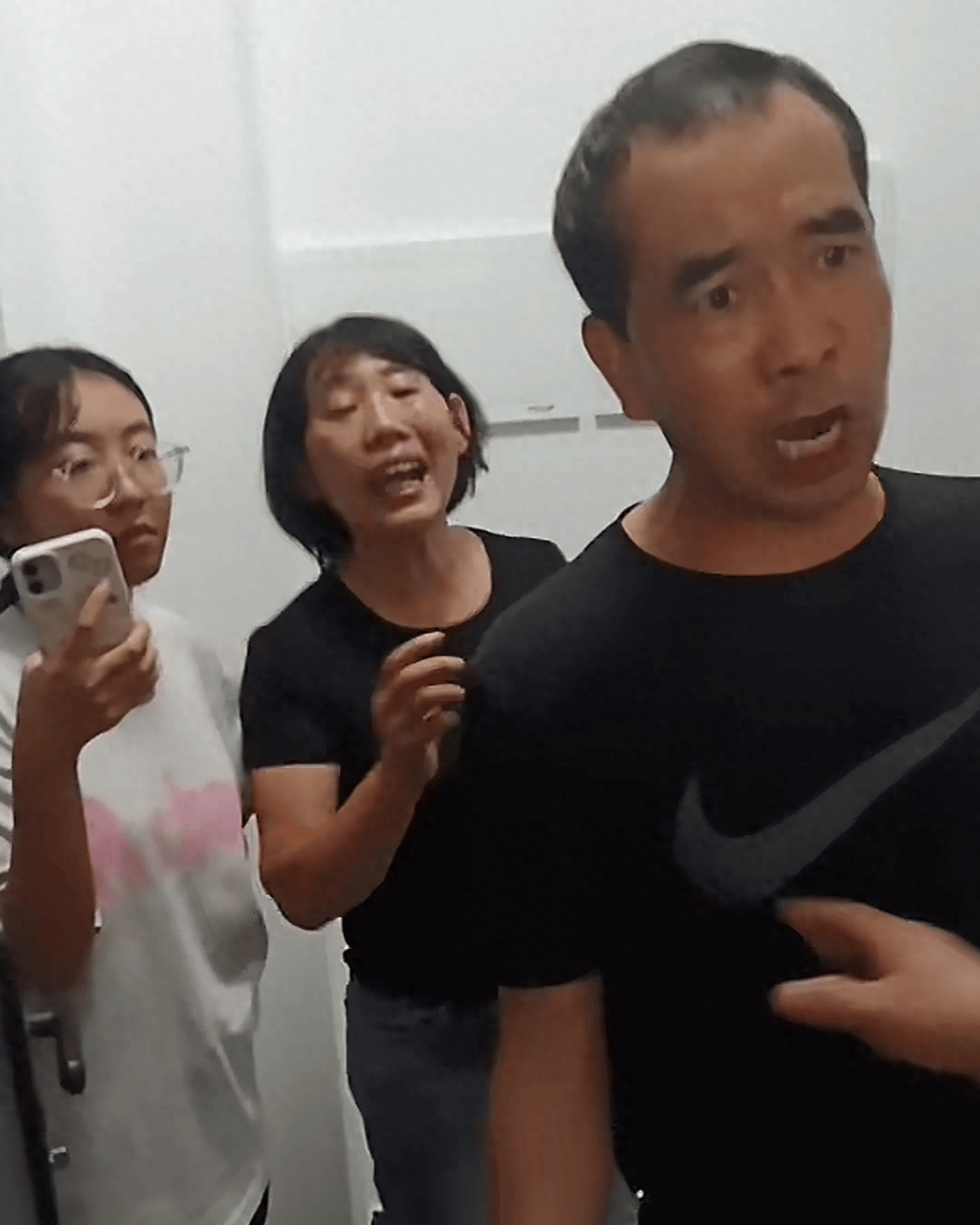 原创笑疯了月租1200退房索赔1万房东拿探照灯查房村委回应不存在讹诈