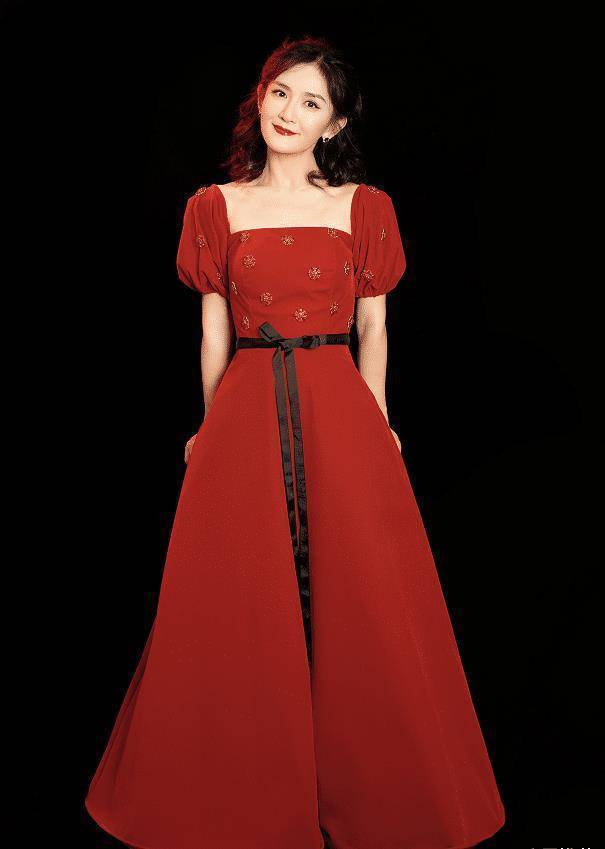 原创张杰管不住谢娜了非拿女儿的裙子当上衣穿显瘦效果很意外