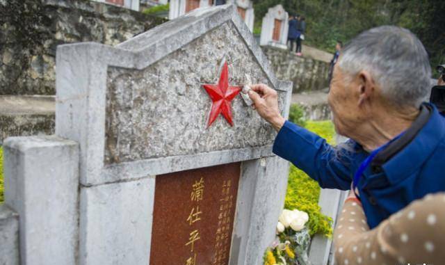 一个父亲的坚持阔别38年在云南烈士墓86岁的父亲找到了儿子