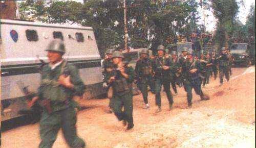 原创1992年平远街事件出动2000多名武警官兵缴获上千支枪械