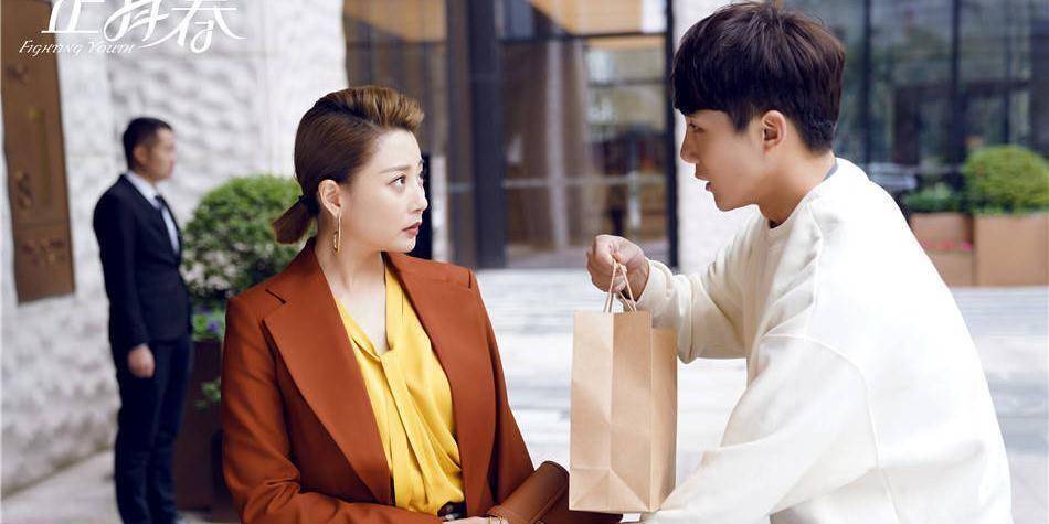 在昨日剧情中,章小鱼(吴谨言 饰)制定的母亲节促销方案得到了公司一致