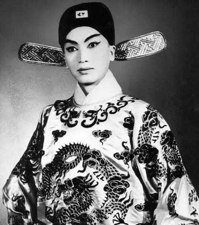 真实事件改编同居18年不知妻子男儿身育有一子警察上门才知道