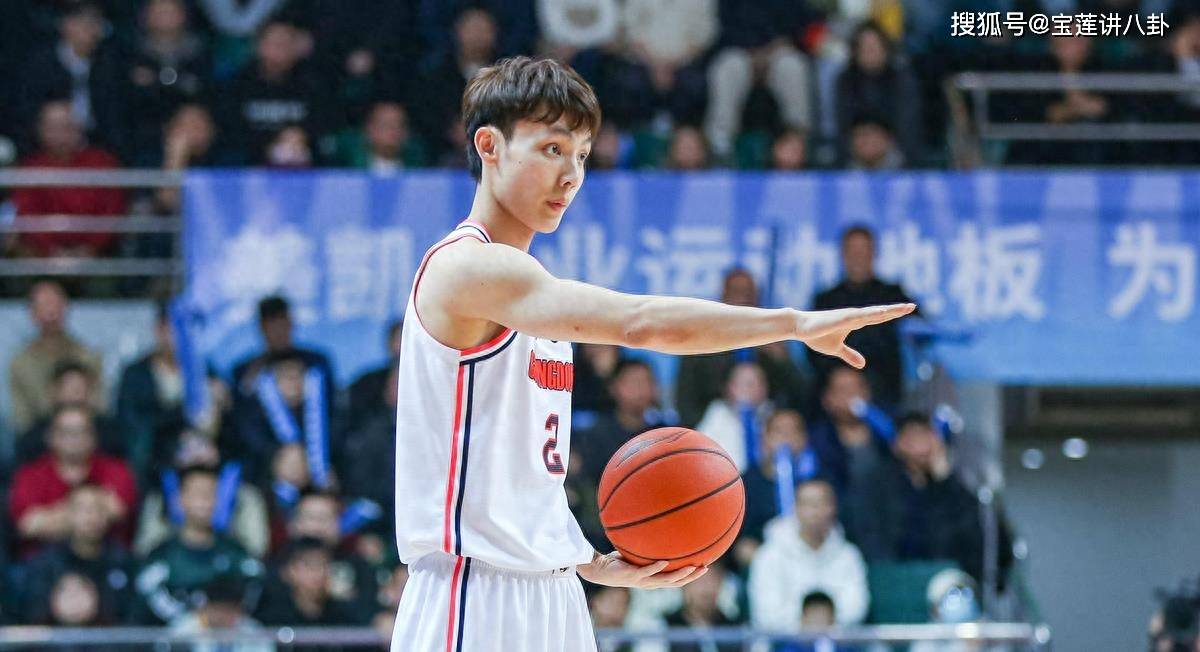 徐杰垃圾时间崴脚 全场9中4拿到10分3板5助_比赛_篮球_广东