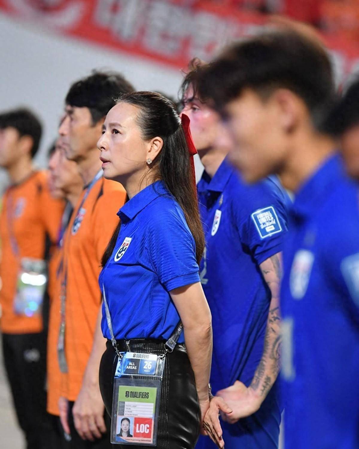 原创57岁泰国华裔富婆满是少女感皮裤勒出细腰lisa五五分身材输了