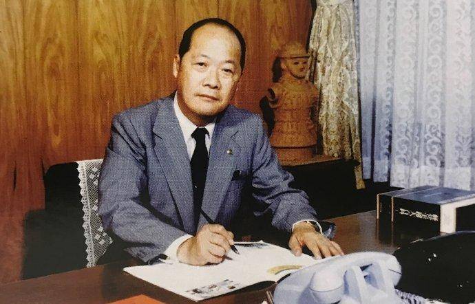 天比高豪宅前主人下场都很惨,第一任亏掉千亿,周星驰也没能幸免_黄坤