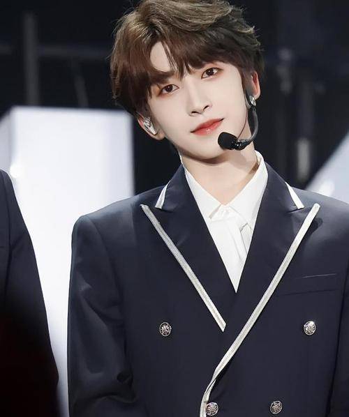 原创男团成员刘宇全身涂粉孟子义拒绝扮丑明星的偶像包袱有多重