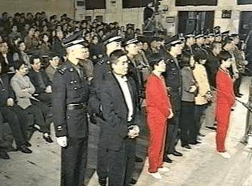 原创01年张君走下法庭含泪签完字后被押到刑场行刑过程中表情镇静