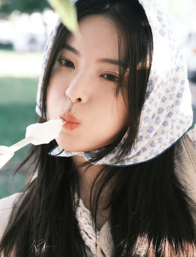 杨超越晒生活随拍戴头巾吃雪糕少女感十足