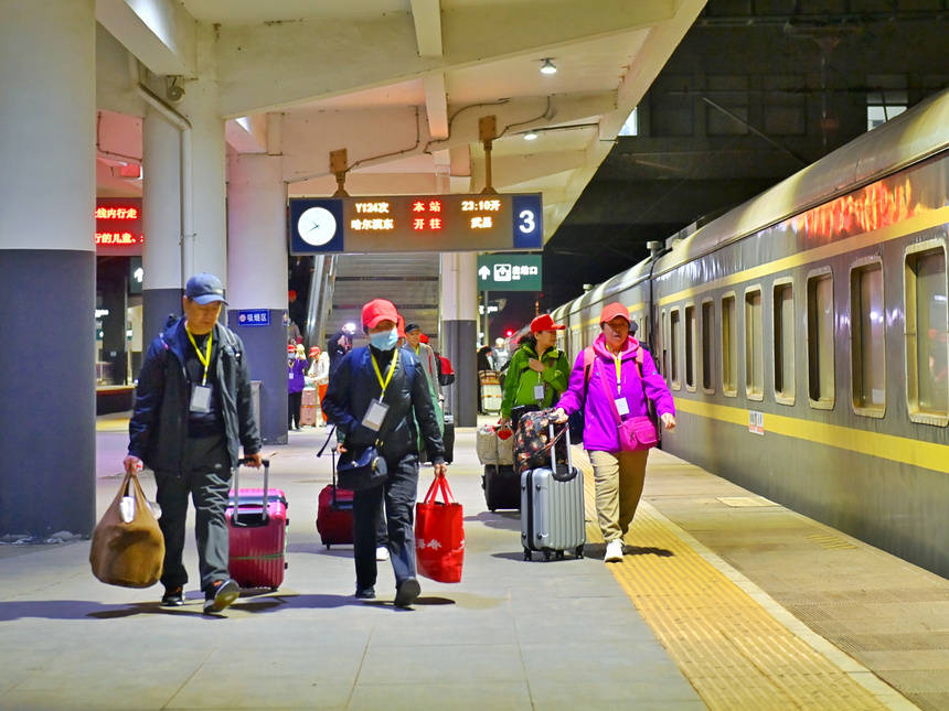 据介绍,针对旅游专列老年游客居多的特点,专列上配有随行保健医生,为