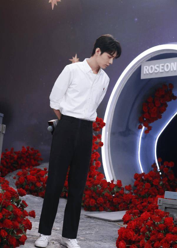 原创肖战拍摄时尚大片穿薰衣草色西装清朗俊逸绅士感爆棚