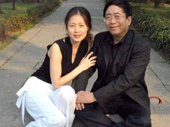 她是余秋雨第一任妻子,为了丈夫去工厂打工,余出名后立马出了轨_李红