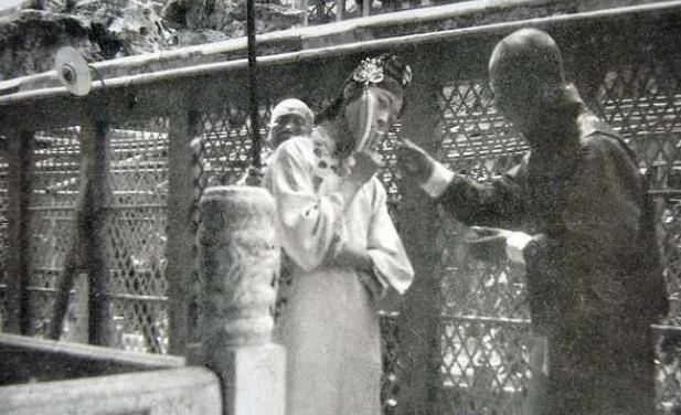 而对于婉容抽烟这件事情,溥仪也是很早就知道了,不过很令人奇怪的是