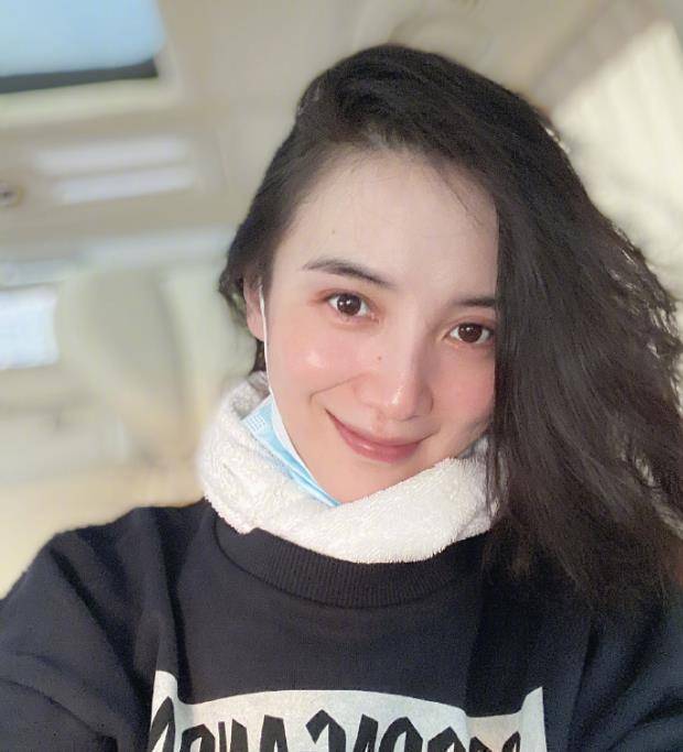 毕竟,以粉丝们对宋佳的了解来说,她是能躺着就绝不站着的人,不进组是