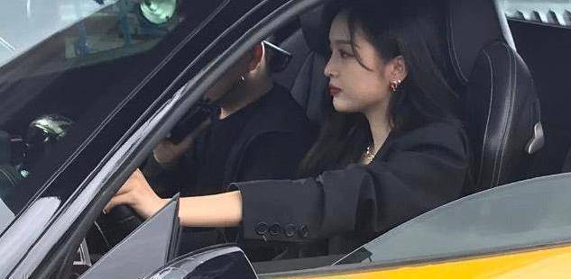 原创吴宣仪学车晒黑了水手裙造型录跑男被欧阳娜娜冷白皮抢镜