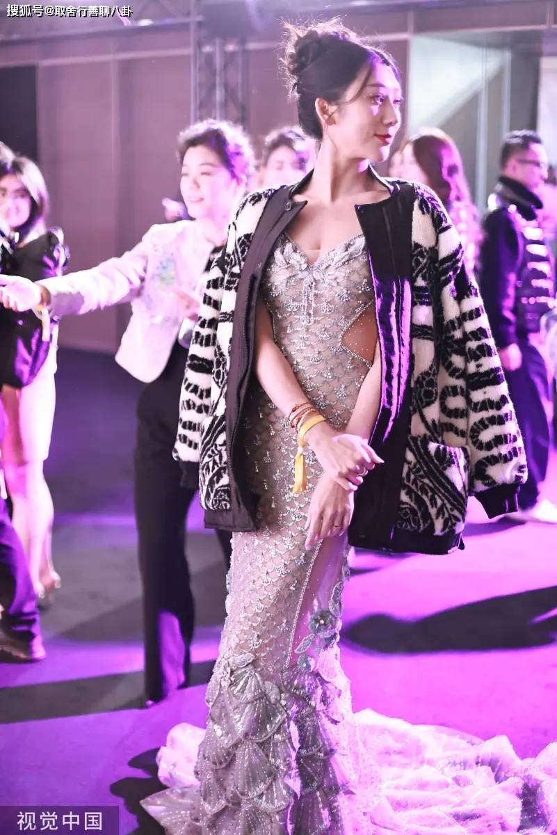 原创陈浩民老婆蒋丽莎参加活动穿吊带鱼尾裙身材姣好秀事业线