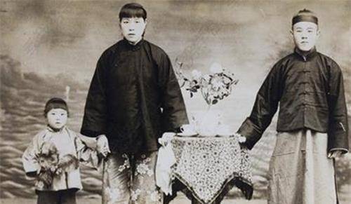 原创民国的三寸金莲15岁因小脚嫁入大户90年来只有丈夫看过