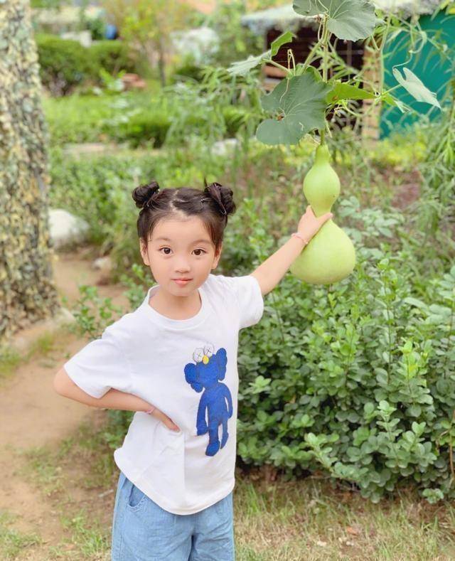 原创7岁阿拉蕾升级小学生,换了牙越长越美还神似宋慧乔_白色_照片