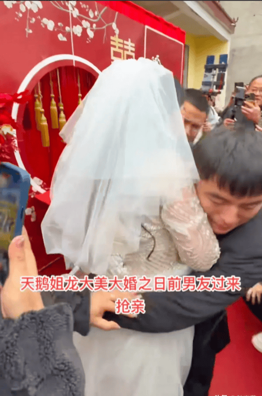原创天鹅姐68岁豪放大婚拥抱公公婆婆尴尬现场丑态百出引发热议