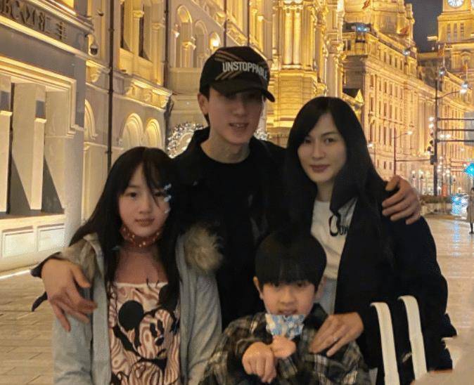 原创吴尊晒一家四口近照妻子林丽吟低调出镜neinei又白又瘦像妈妈