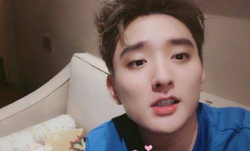 于小彤疑新恋情曝光被拍与女子挽手会友女方长发披肩比陈小纭高挑漂亮