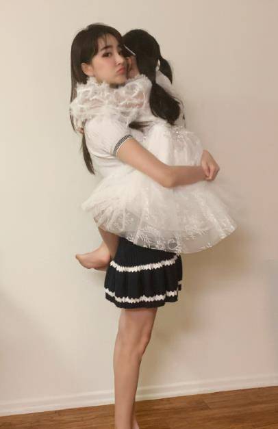 原创刘雨欣分手后身材越来越好了仅用两根线撑起上衣视线下移线条堪比