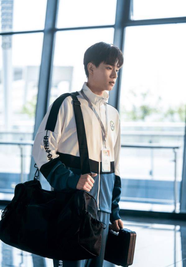 胡一天新剧无水花?看他代言哆啦a梦gucci联名系列:可以靠脸吃饭