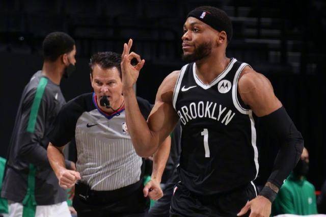 凯尔特人开局一波9-2,欧文和沙梅特连追6分,塔图姆转身跳投,欧文断球