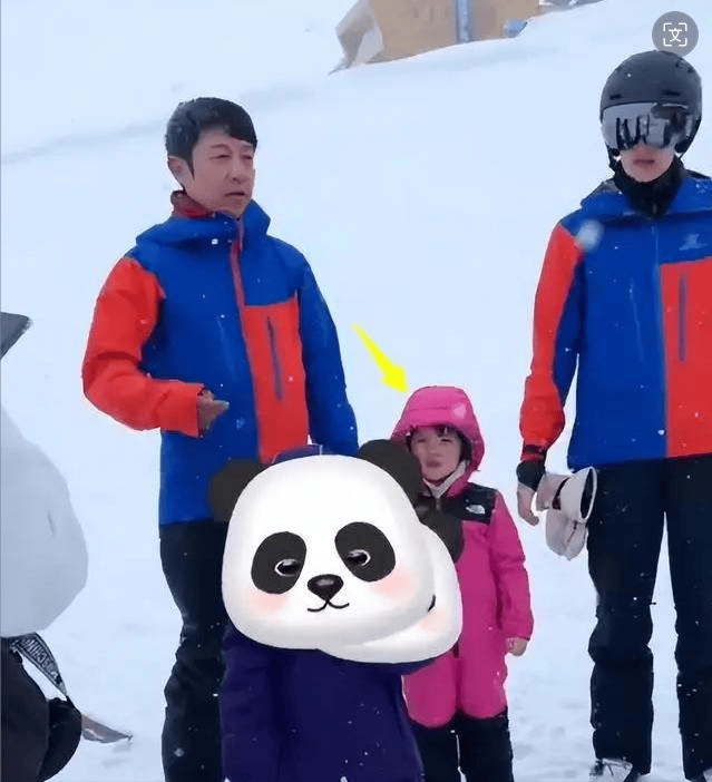 撒贝宁携家人游玩,混血龙飞凤胎罕见露面,幸好他没娶章子怡_李白_网友