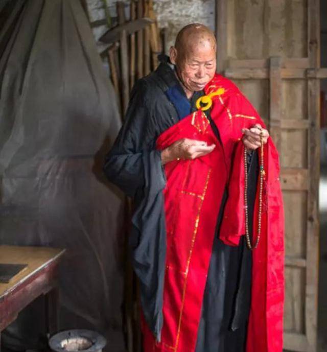 与佛有缘受菩萨托梦,他花费43年自建寺庙,一件百衲衣穿到80多岁_释觉