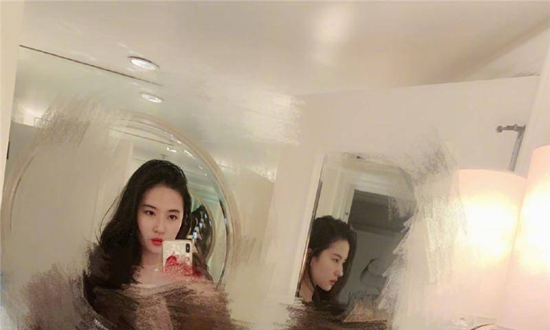 原创刘亦菲晒自拍特意把衣服打上马赛克大眼睛高鼻梁引人注意