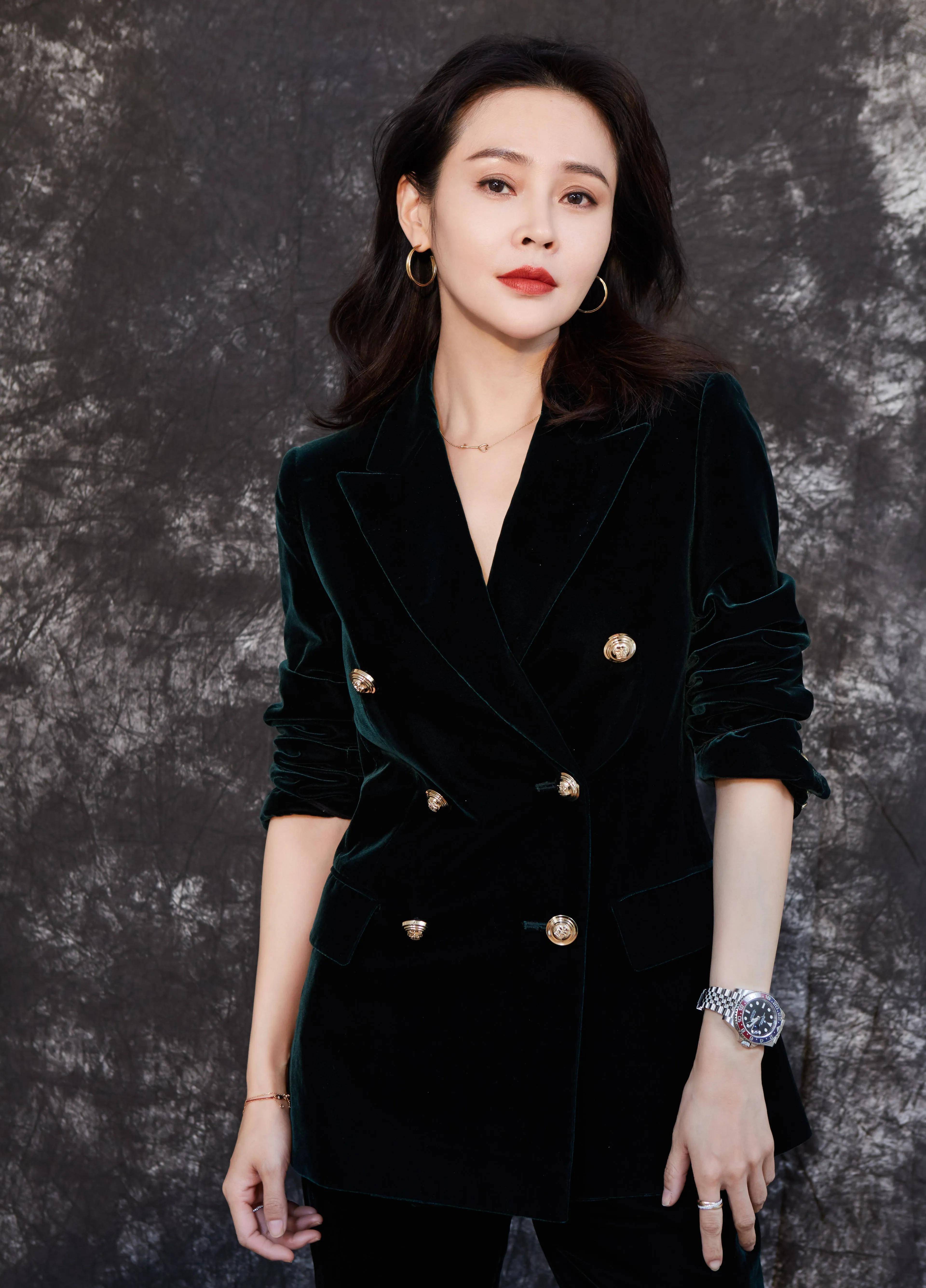 演员于明加,相亲嫁富商老公,结婚11年不会做饭,却被丈夫当成宝