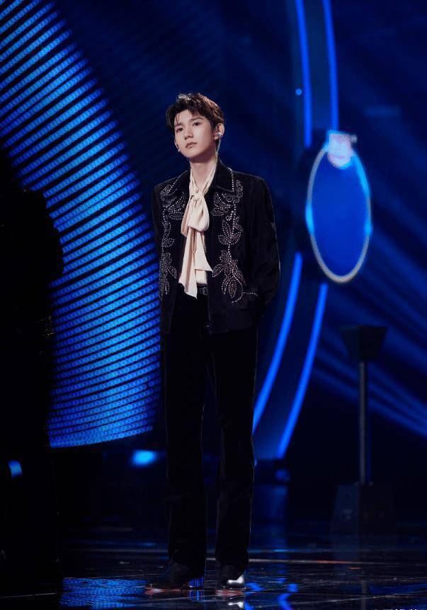 原创王源成年后太敢穿大胆挑战漆皮长裤不愧是tf家族颜值担当