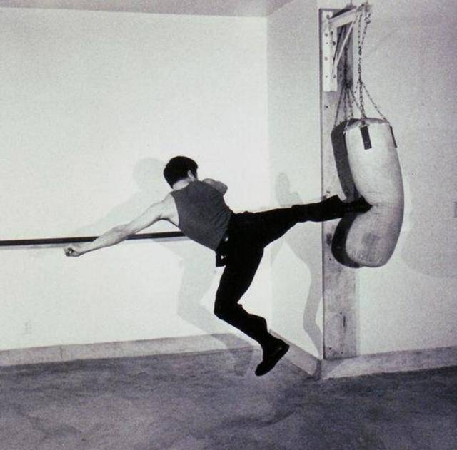 李小龙日常训练照用电流疯狂电击肌肉背部圣诞树引起巨大轰动