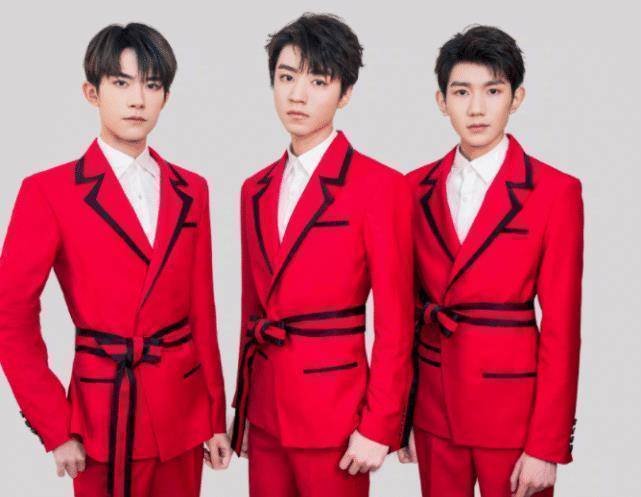 tfboys在家发自拍同穿大白t不算啥看到发型网友笑出声